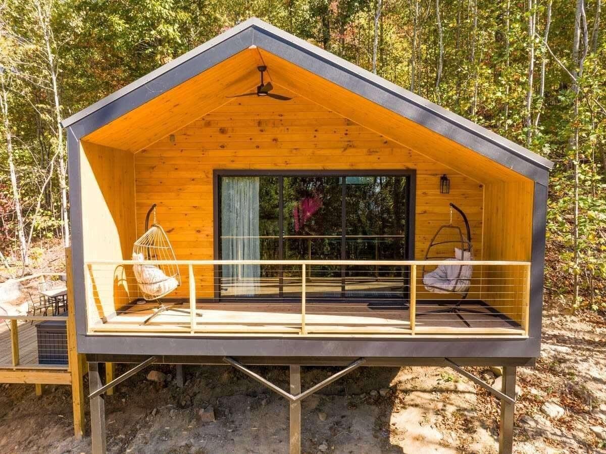 Blooming Redbud Treehouse with Private Hot Tub
