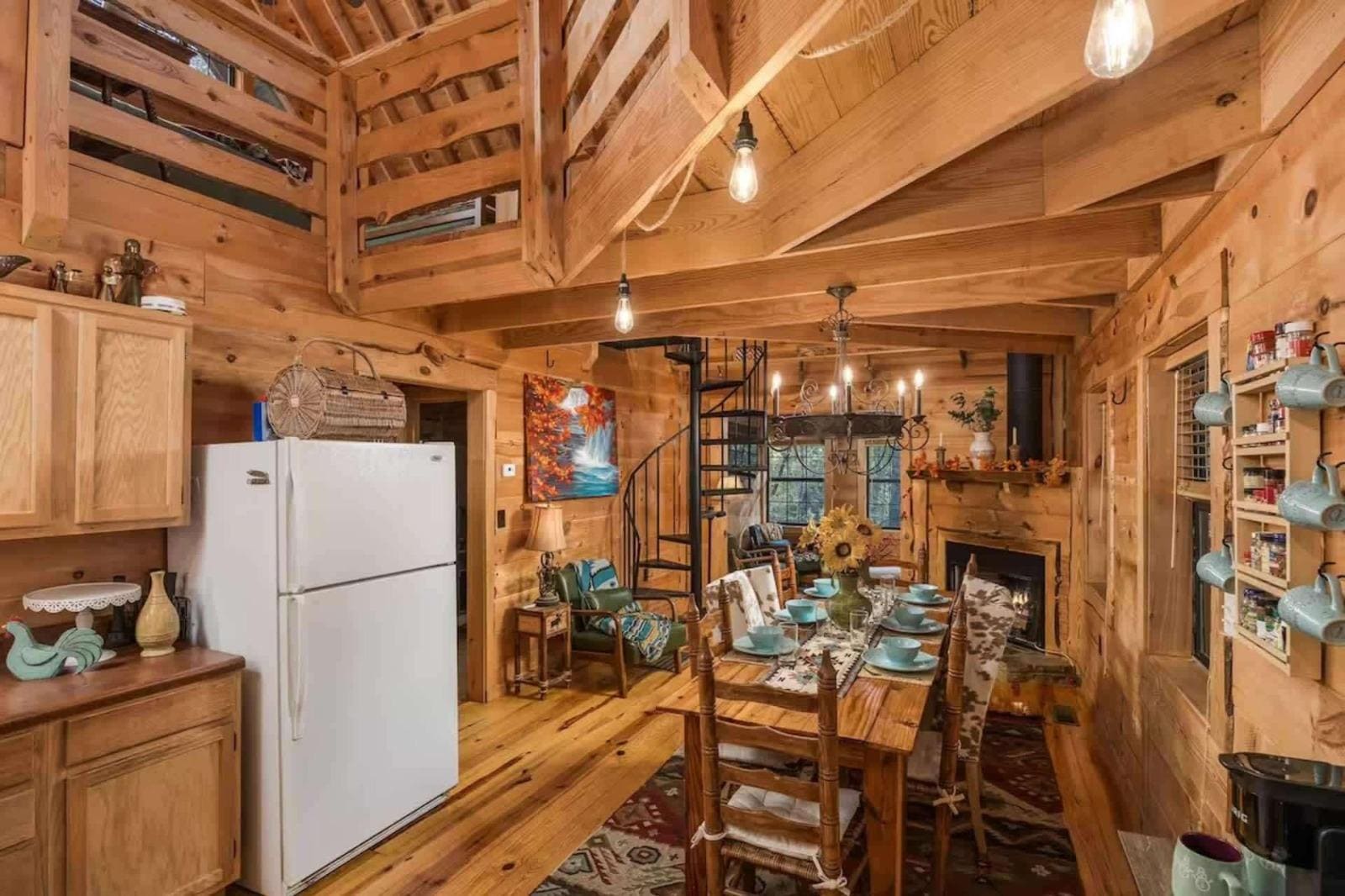 Falcon Lodge dinning room